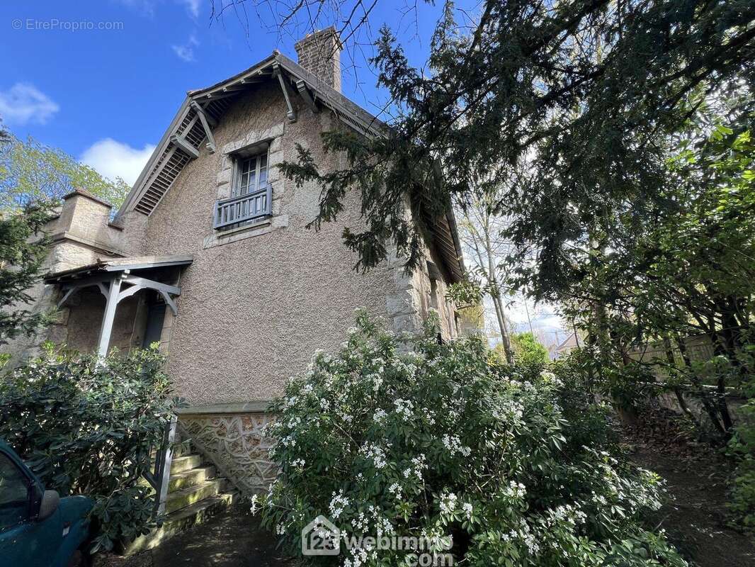 Au rez-de-chaussée, surélevé, - Maison à VITRY-SUR-SEINE