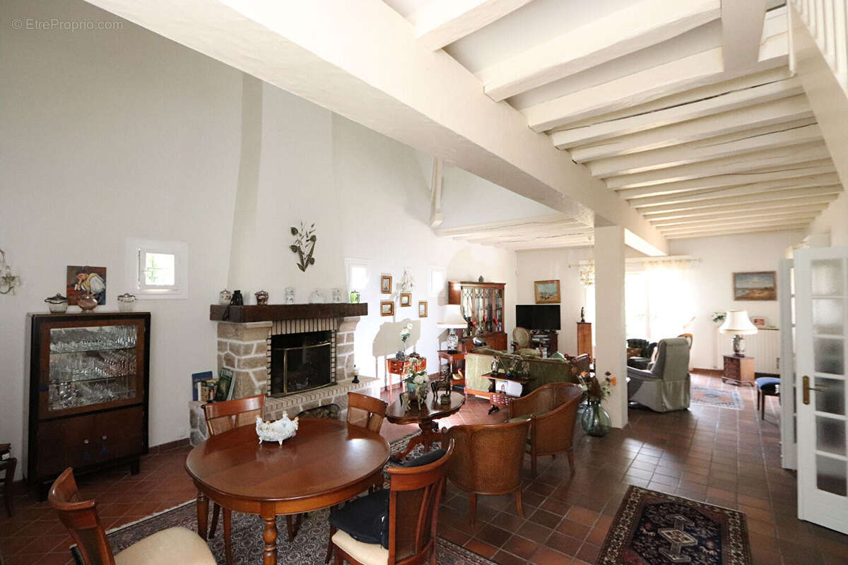 Vaste propriété de 225m² habitables sur terrain de 1919 m² arboré et paysagé - 5 chambres - photo 4