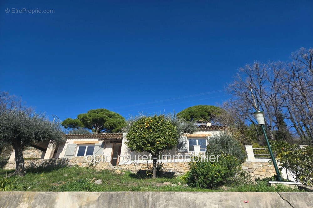 Maison à CHATEAUNEUF-GRASSE