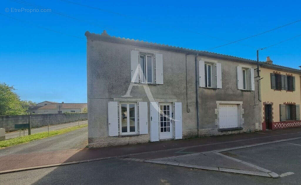 Maison à LES HERBIERS