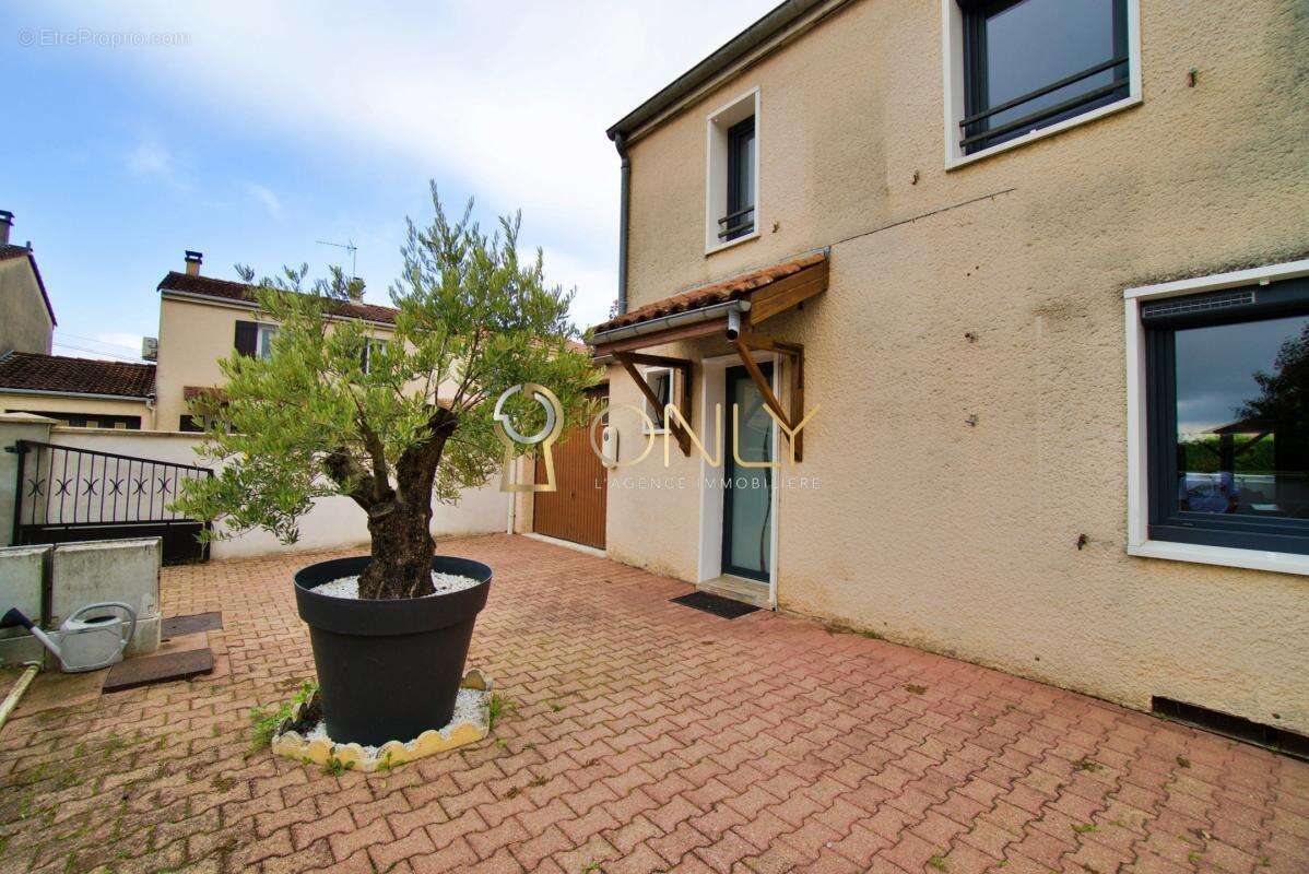 Maison à JASSANS-RIOTTIER