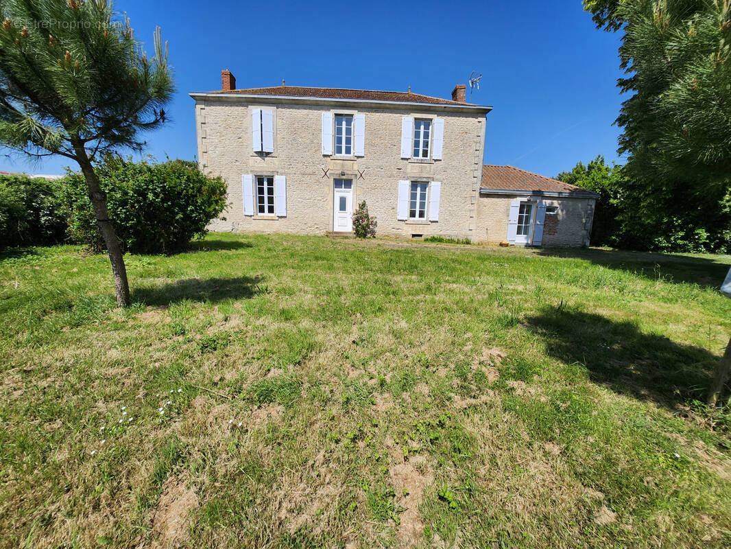 Maison à SAINT-JEAN-DE-BEUGNE