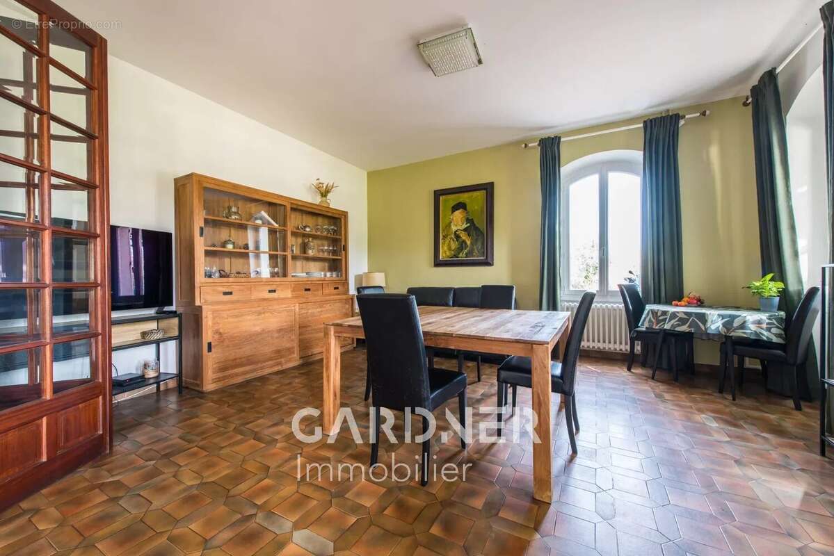 Maison de Maitre Type 7 de 220m2 + Dépendance 280m2. - photo 7