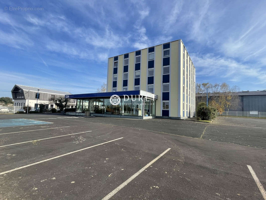 Commerce 958 m² à Mouilleron-Le-Captif  - photo 2