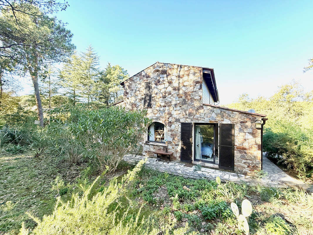 Maison ancienne avec potentiel   Terrain plat XXL et dépendances - photo 9