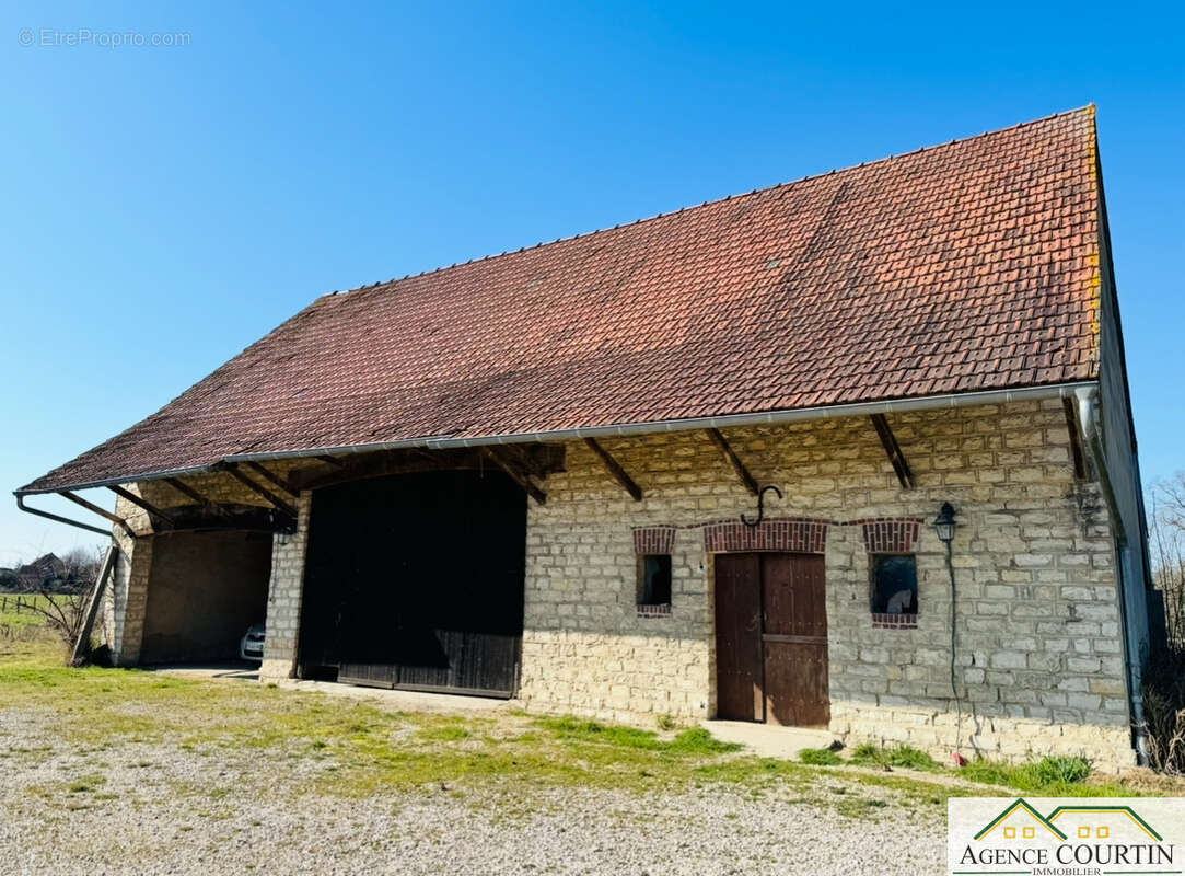 Maison à LA CHAPELLE-SAINT-SAUVEUR