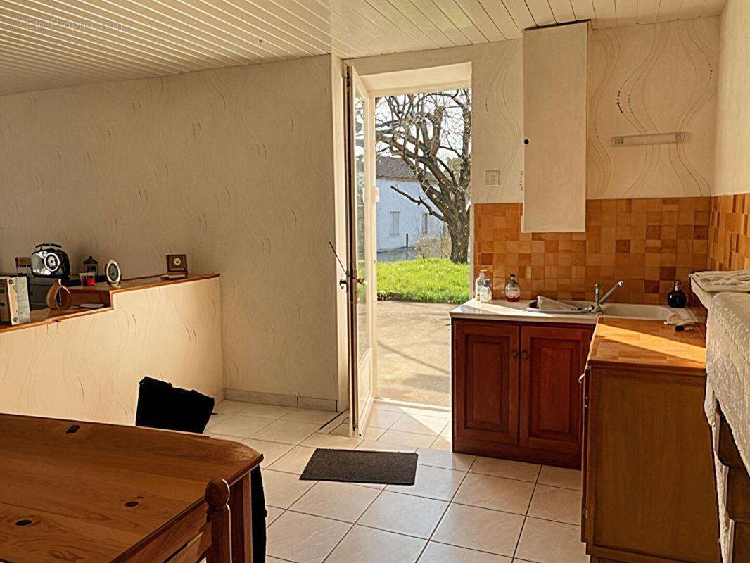 Maison à rénover avec beau potentiel - 105 m² - Proche La Rochelle - photo 4