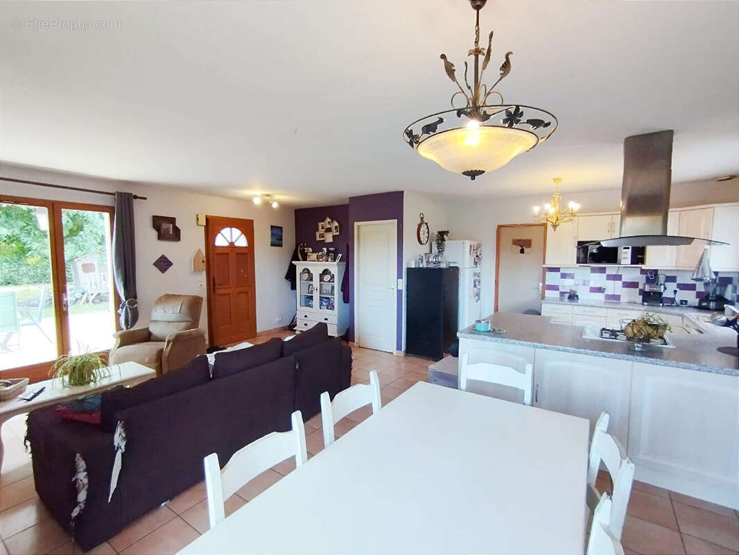 Maison à MOULIETS-ET-VILLEMARTIN