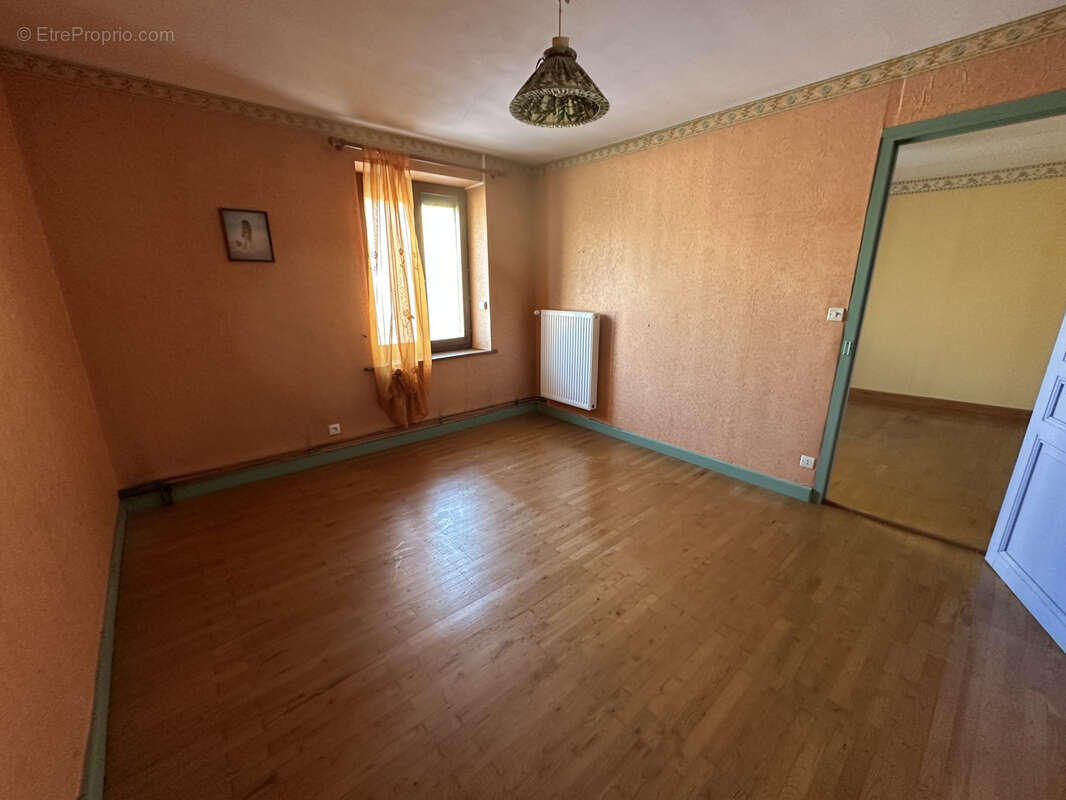 Maison à MOYEN