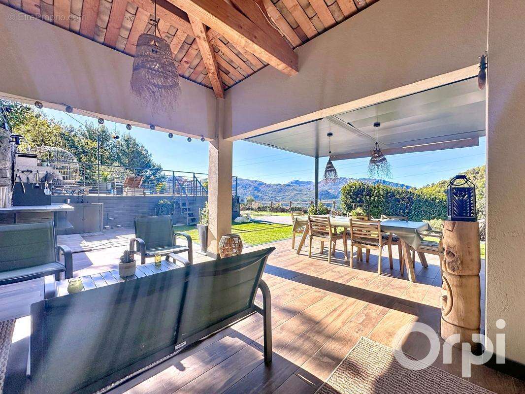 Maison à LA ROQUETTE-SUR-VAR