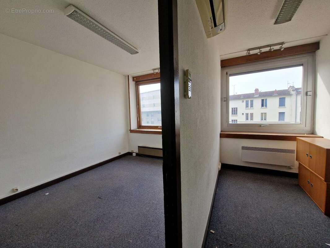   - Commerce à LYON-7E