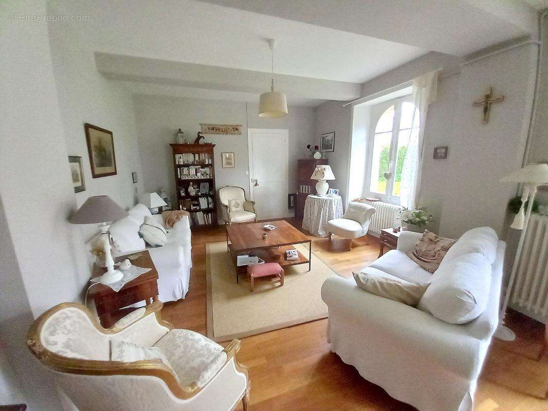 Maison de caractère 180m² – 1,35 hectare de nature aux portes de Laval (Bonchamp) - photo 5
