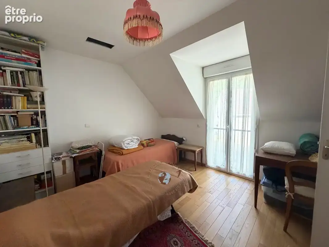 Très belle maison nichée dans la verdure, tout proche du centre. - photo 13