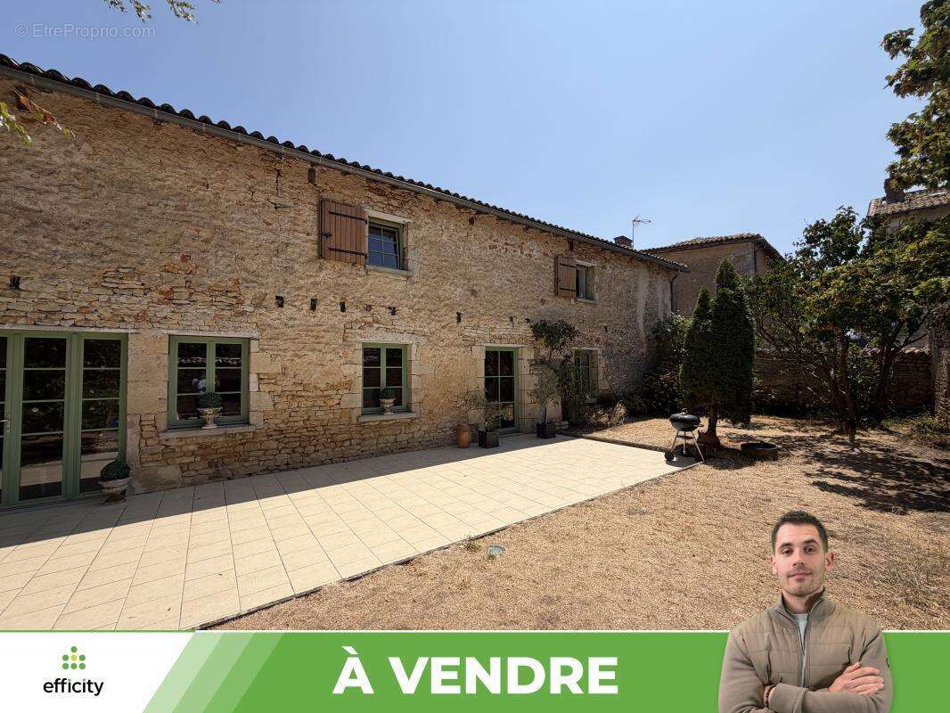 Maison 260 m² à Couhe  - photo 2