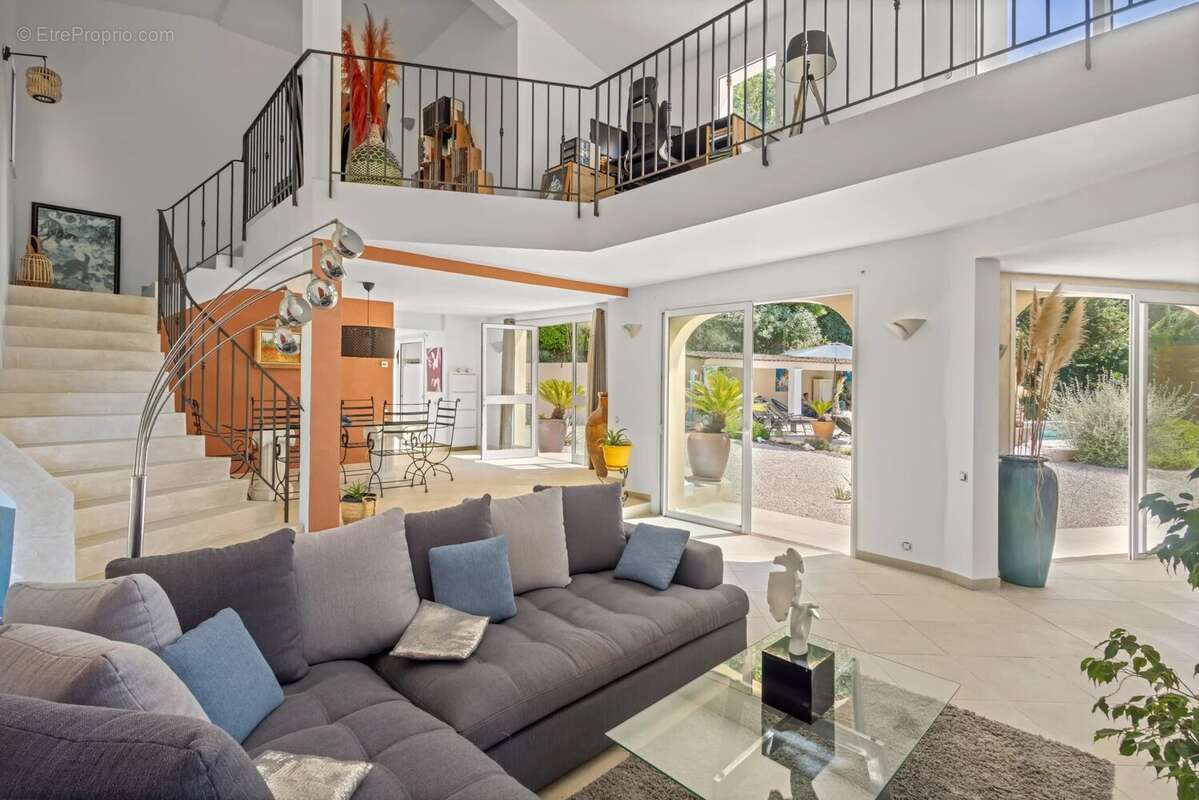 Propriété unique à Mougins — un havre de paix familial avec forêt, pool house et vie de village. - photo 6