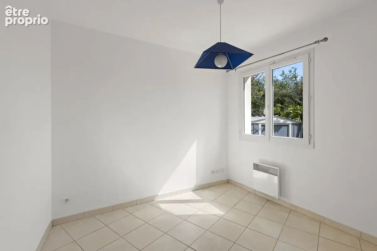 Maison de plain-pied, belle hauteur sous plafond, Environnement verdoyant. - photo 10
