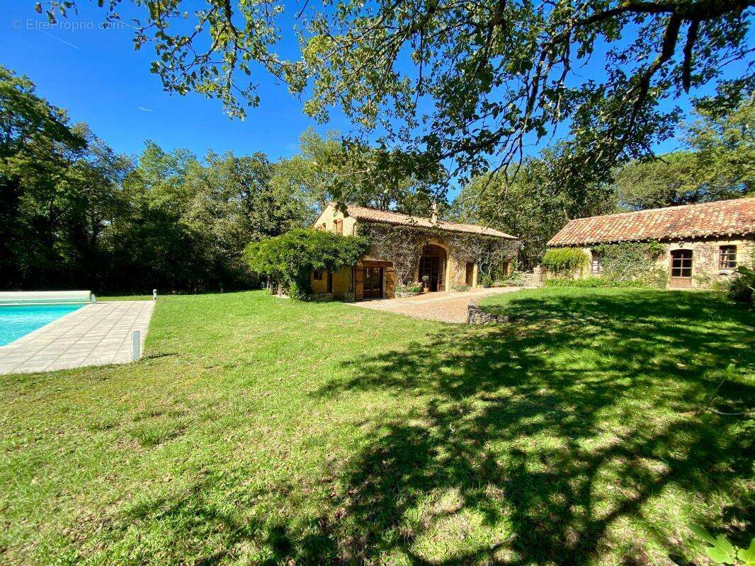 Maison à MAUZAC-ET-GRAND-CASTANG