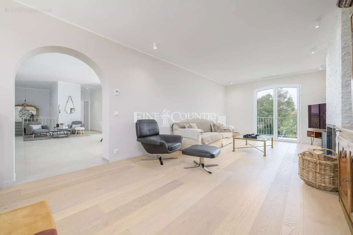 Maison à LA ROQUETTE-SUR-SIAGNE