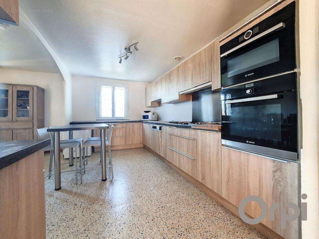 Proche centre ville, maison de plain pied, 6 pièces 116 m2, garage à FLAYOSC - photo 2