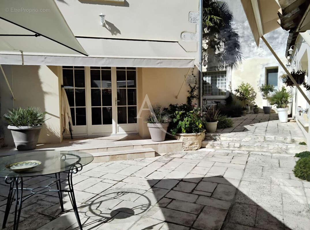 Ensemble immobilier constitué de deux maisons et son garage et extérieur  à Saint Jean D'Angely - photo 4