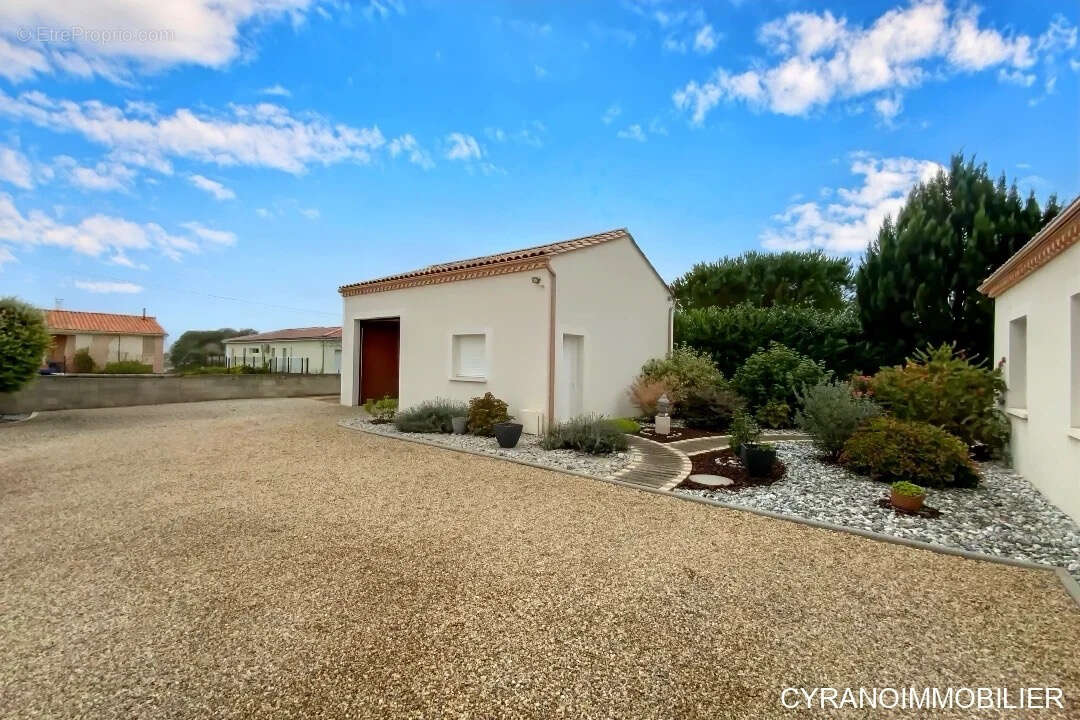 Maison à COURS-DE-PILE