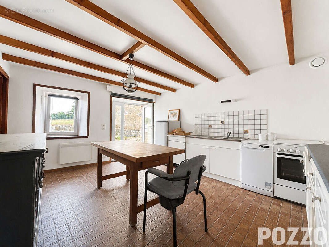 EXCLUSIVITÉ : Charmante maison en pierre à Saint-Sauveur-Villages avec beau terrain arboré et dépendances, 88.9 m2, 3ch. - photo 7