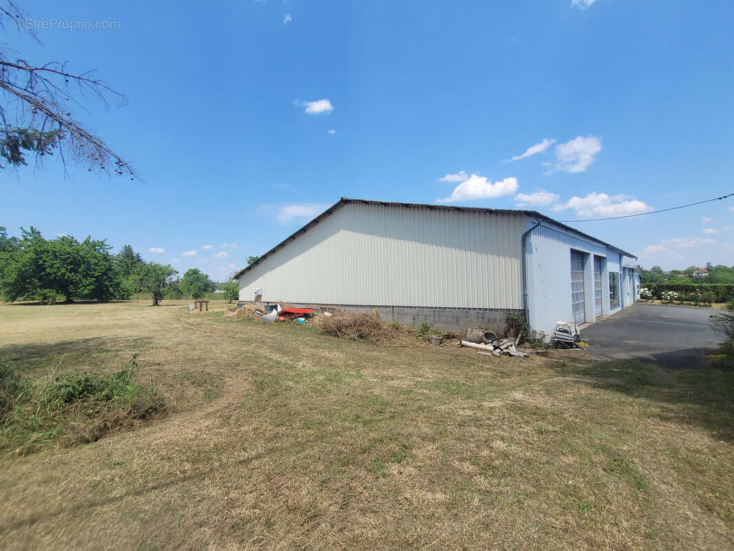 Garage de 900 m2 idéal pour votre activité ! - photo 2