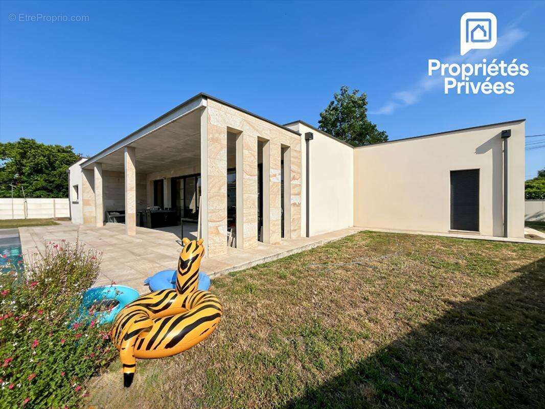 Maison contemporaine 150 m² avec piscine chauffée, garage et vaste pièce de vie de 70 m² - photo 10