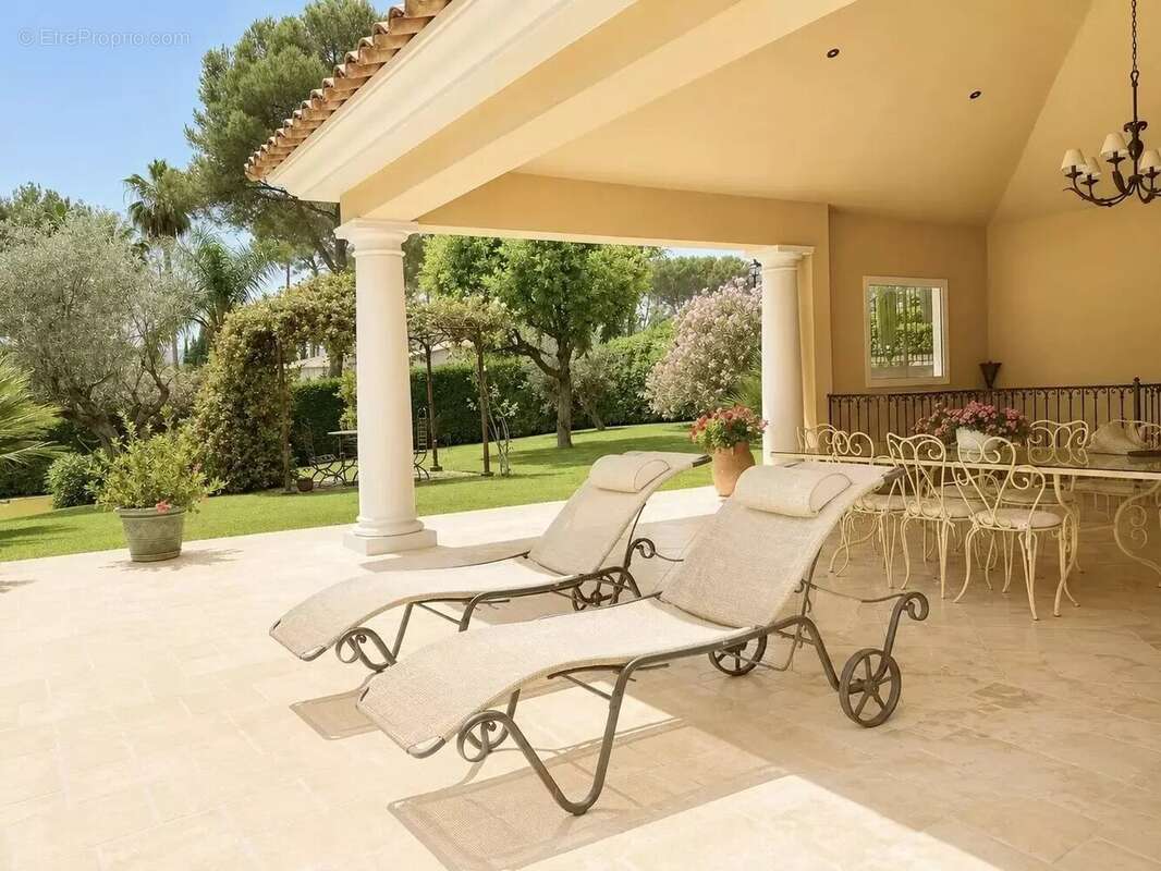 A vendre à  Mougins belle Propriété de 430 m² sur un Terrain de 5 500 m2 - photo 3