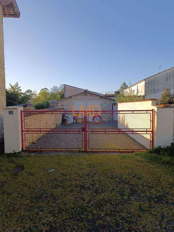 Maison à SAINT-JEAN-D'ANGELY