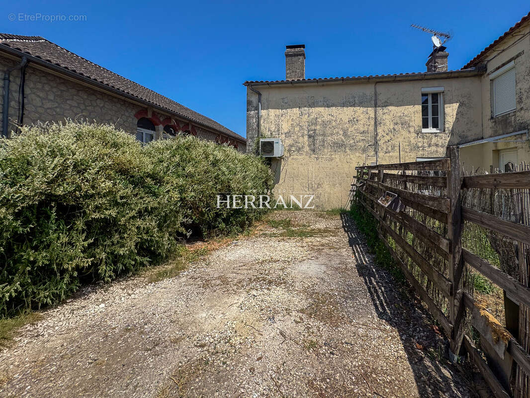 Maison en pierre avec cour   Idéal premier achat ou investissement - photo 7
