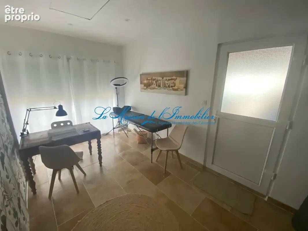 LEDIGNAN, villa avec de belles finitions de type F4 avec piscine chauffée sur 2026 m2 de terrain paysagé - photo 8