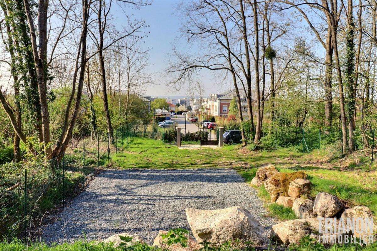 Terrain à LES CLAYES-SOUS-BOIS