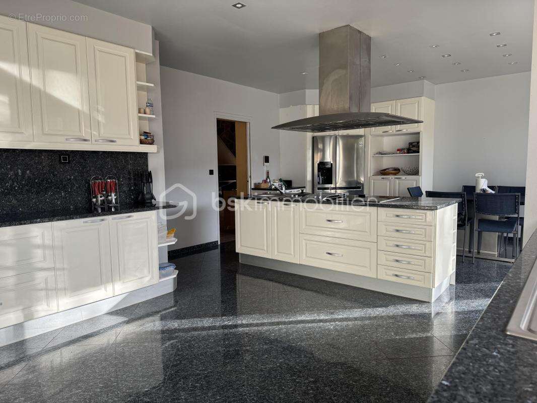 À chateauvert (83670) propriété d’exception de 570 m² avec deux appartements indépendants, piscine, grand terrain et accès à la  - photo 10