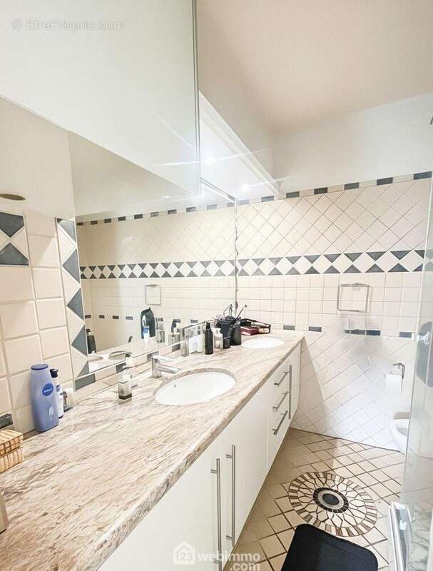 Salle d?eau fonctionnelle avec rangements, parfaitement adaptée à un usage quotidien. - Appartement à SAINTE-MAXIME