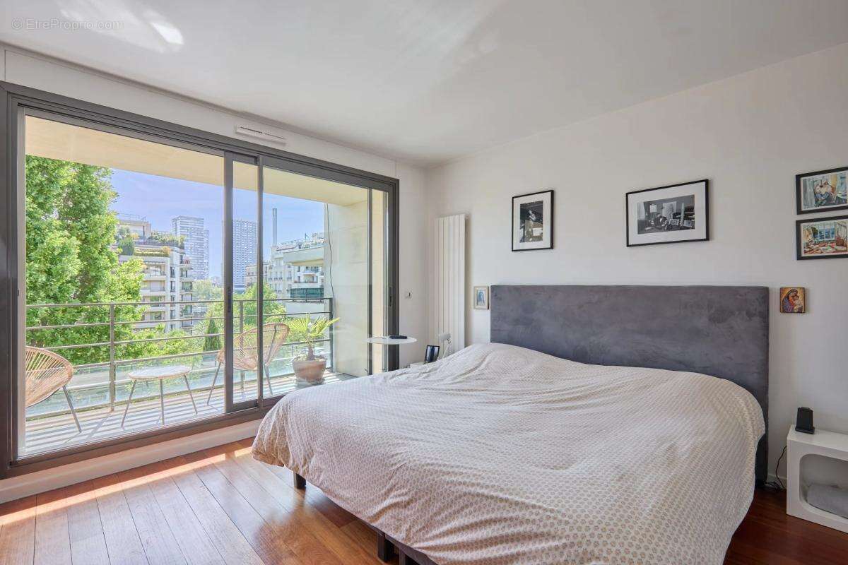 Appartement à PARIS-16E