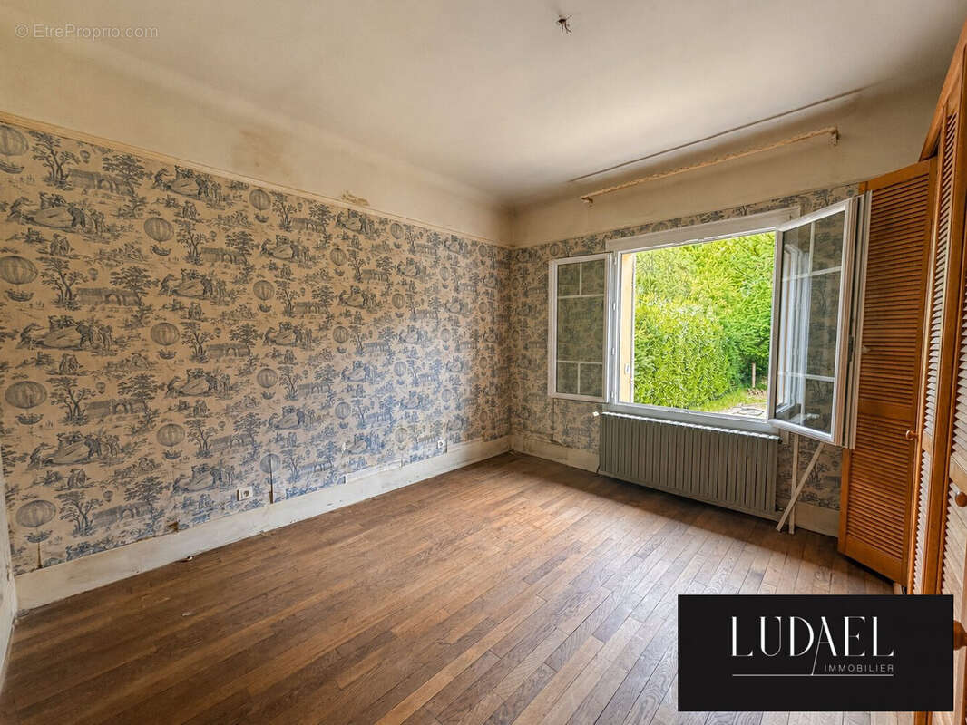 Chambre RDC avec salle d'eau - Maison à BELLOT
