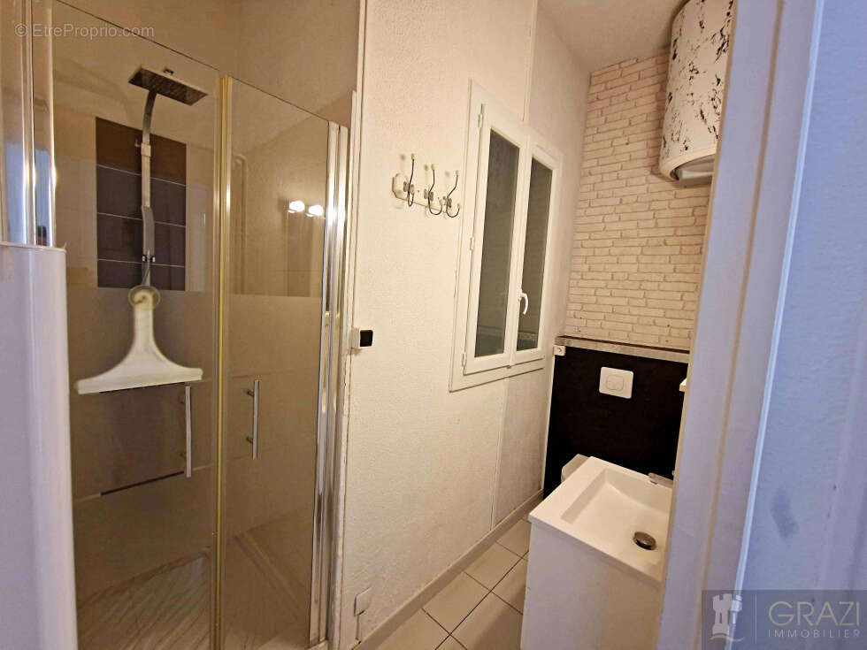 Découvrez ce charmant appartement de type T2, idéalement situé en plein centre-ville de Toulon, à proximité im - photo 9