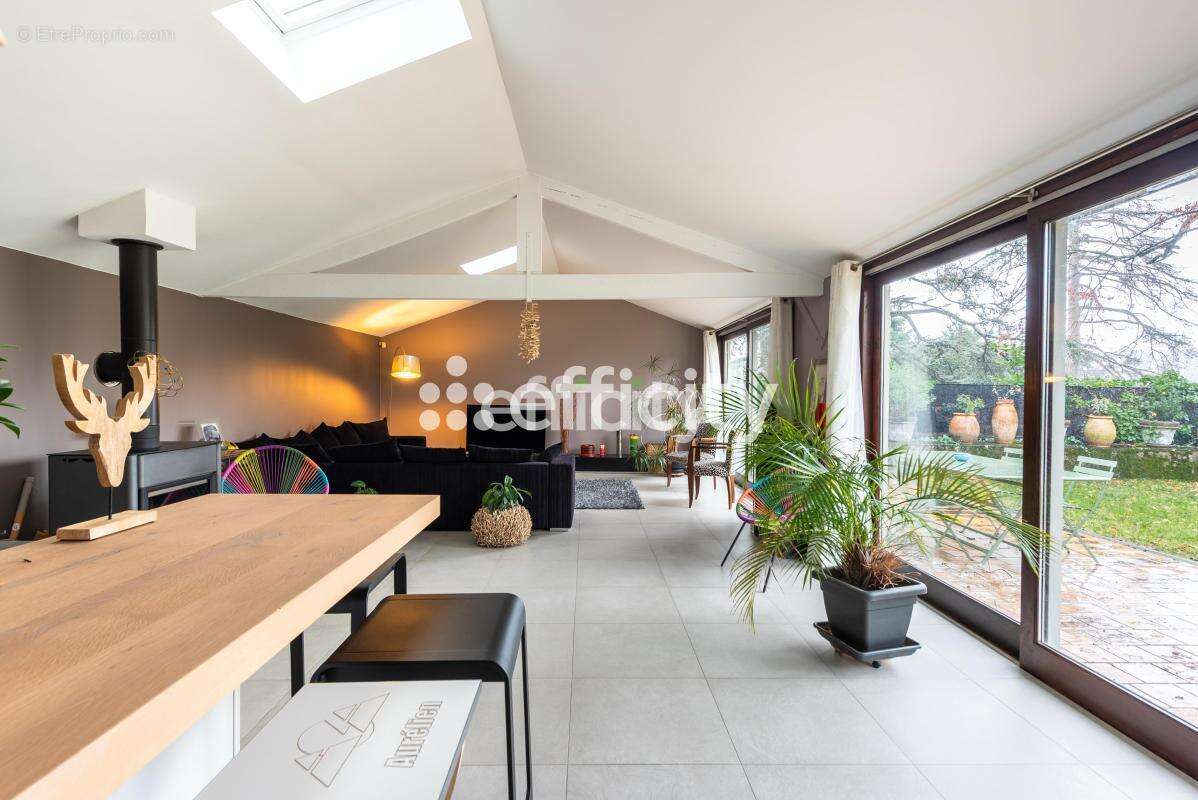 Maison à COLLONGES-AU-MONT-D&#039;OR