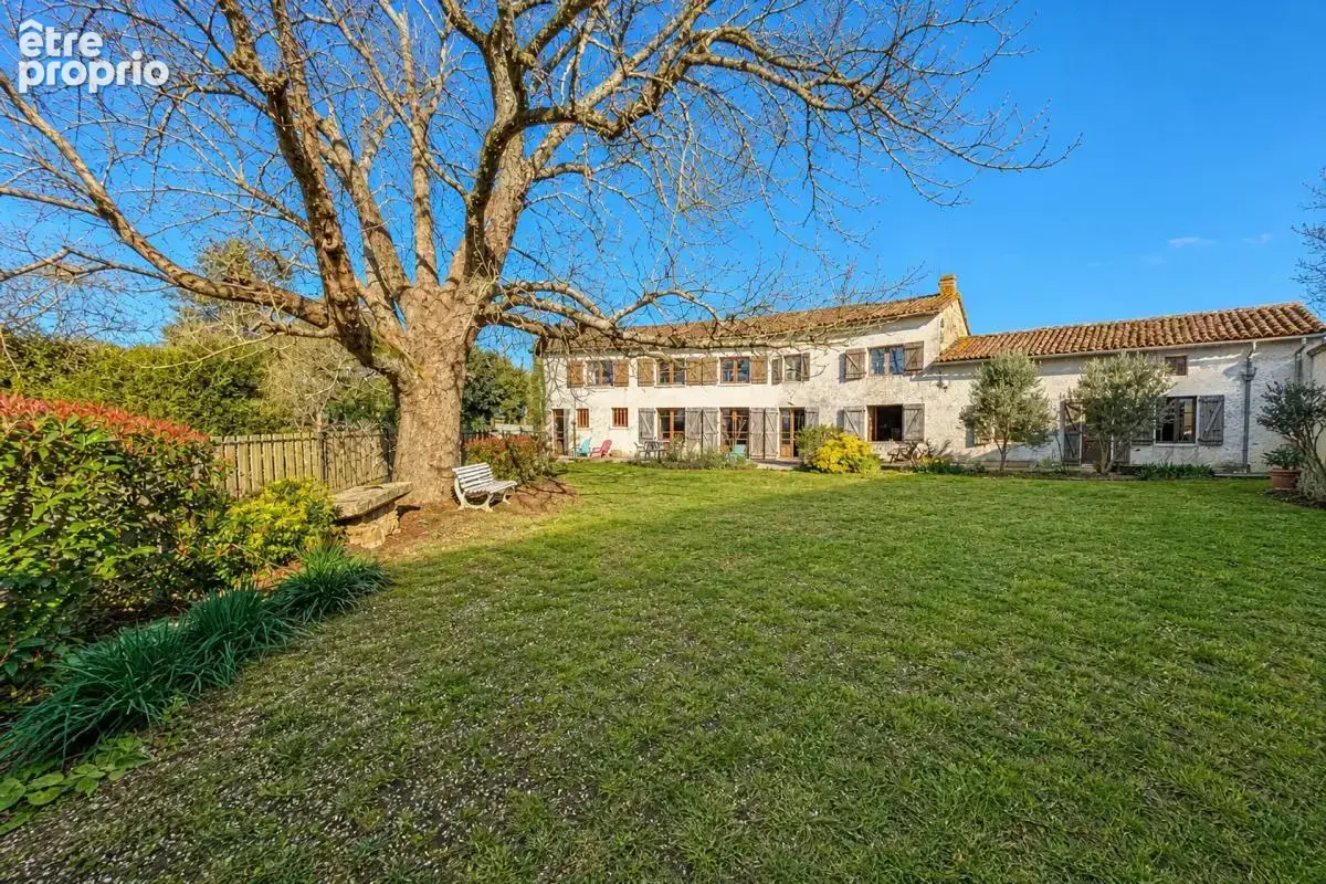 Maison à LES ADJOTS