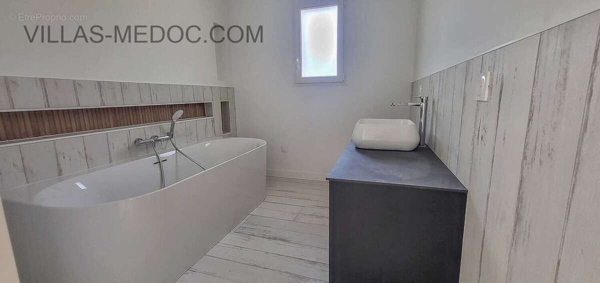 Maison à VENDAYS-MONTALIVET