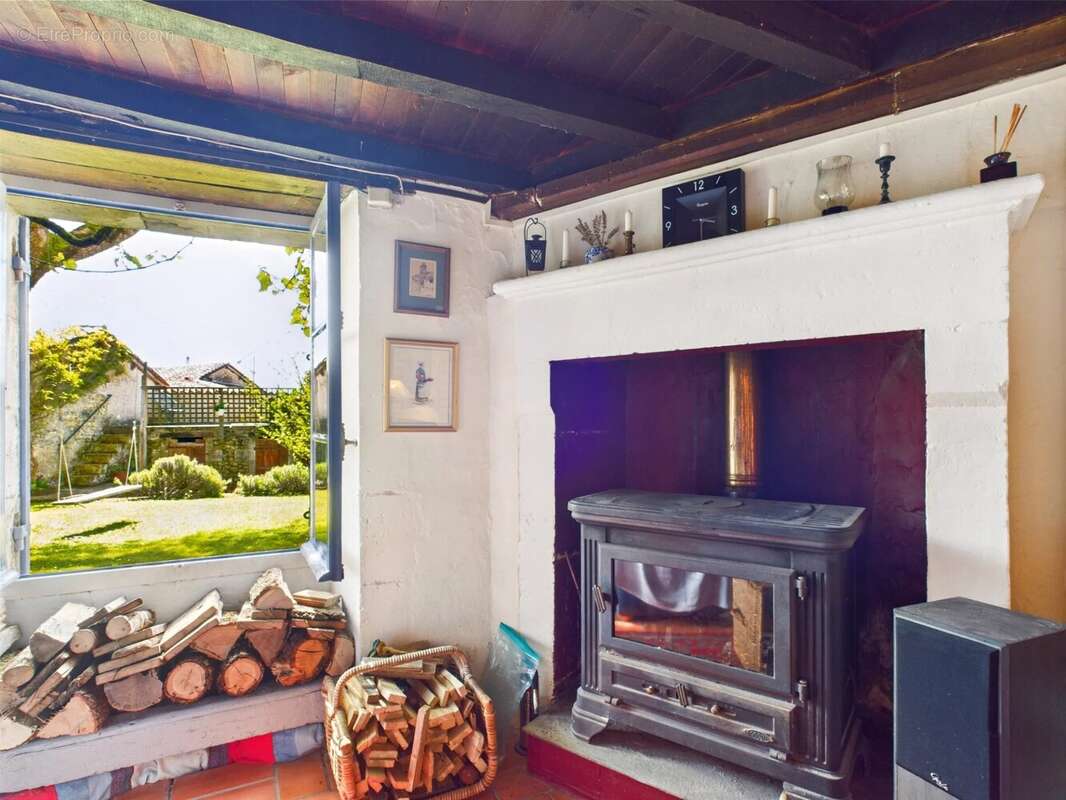Jolie maison traditionnelle près d'un village populaire - photo 3