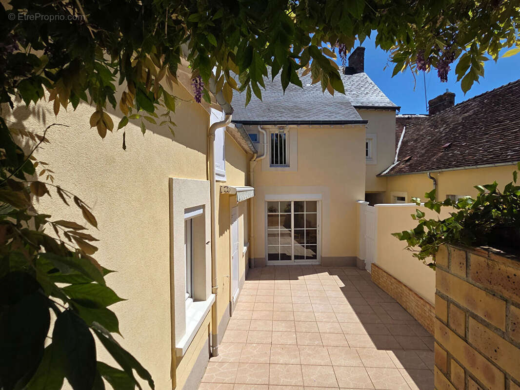 Maison à COULANS-SUR-GEE