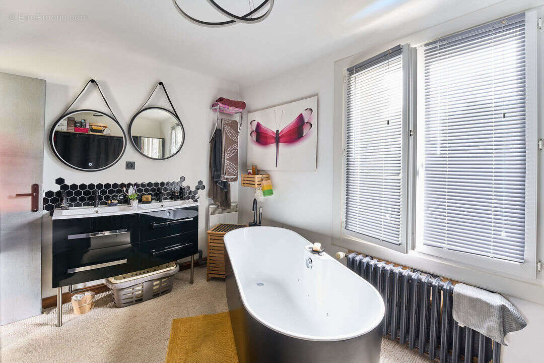 Maison Beausse avec 2 salles d&#039;eau - Maison à BEAUSSE