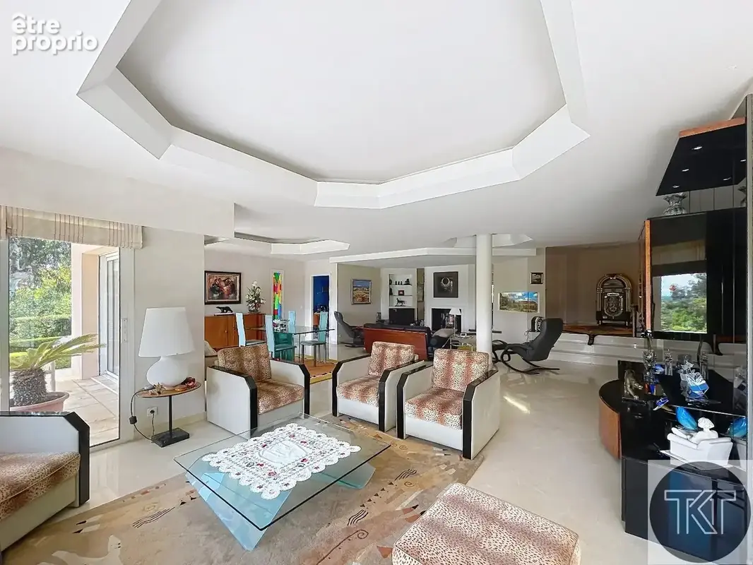 239 m²  terrain paysagé de 2 165 m²  piscine chauffée  sous-sol de 246 m²  accès direct au golf - photo 5