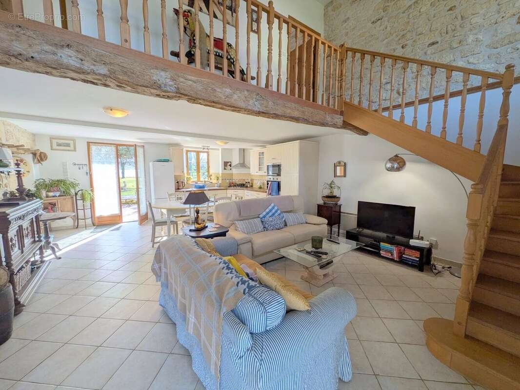 Maison à SAINT-GENIS-DE-SAINTONGE