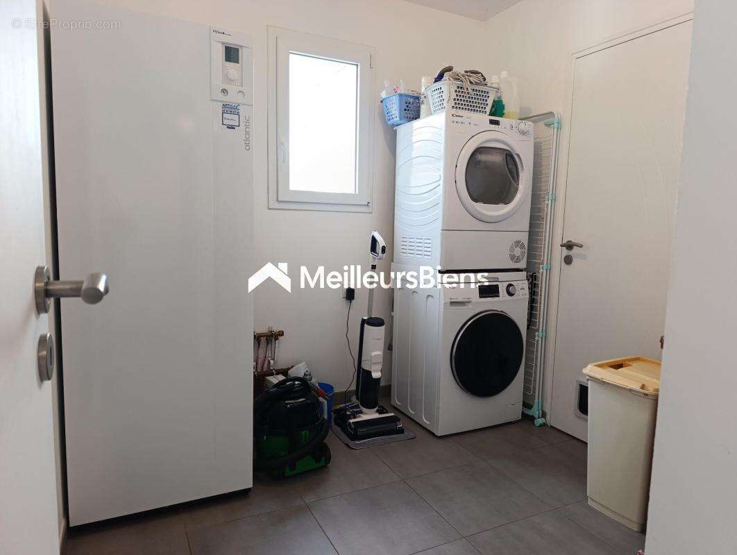 Maison récente de plain pied  - 868m² de jardin paysager - Garage - Carport - photo 11