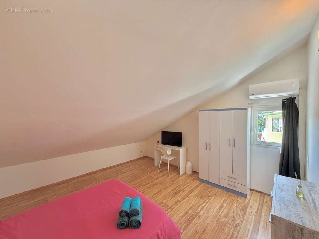 À vendre – Villa T7 avec piscine, jacuzzi et fort potentiel locatif – Petite-Île (97429) - photo 11