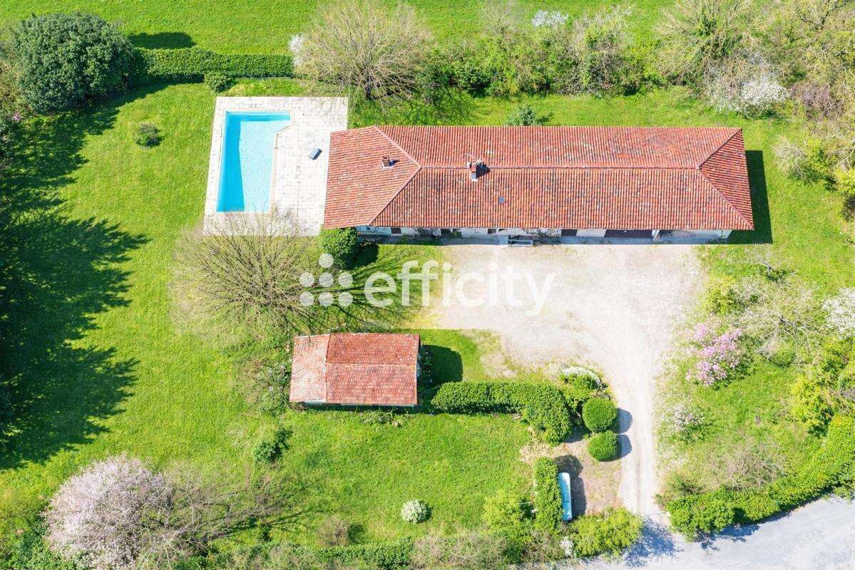 Maison à SAINT-DENIS-LES-BOURG