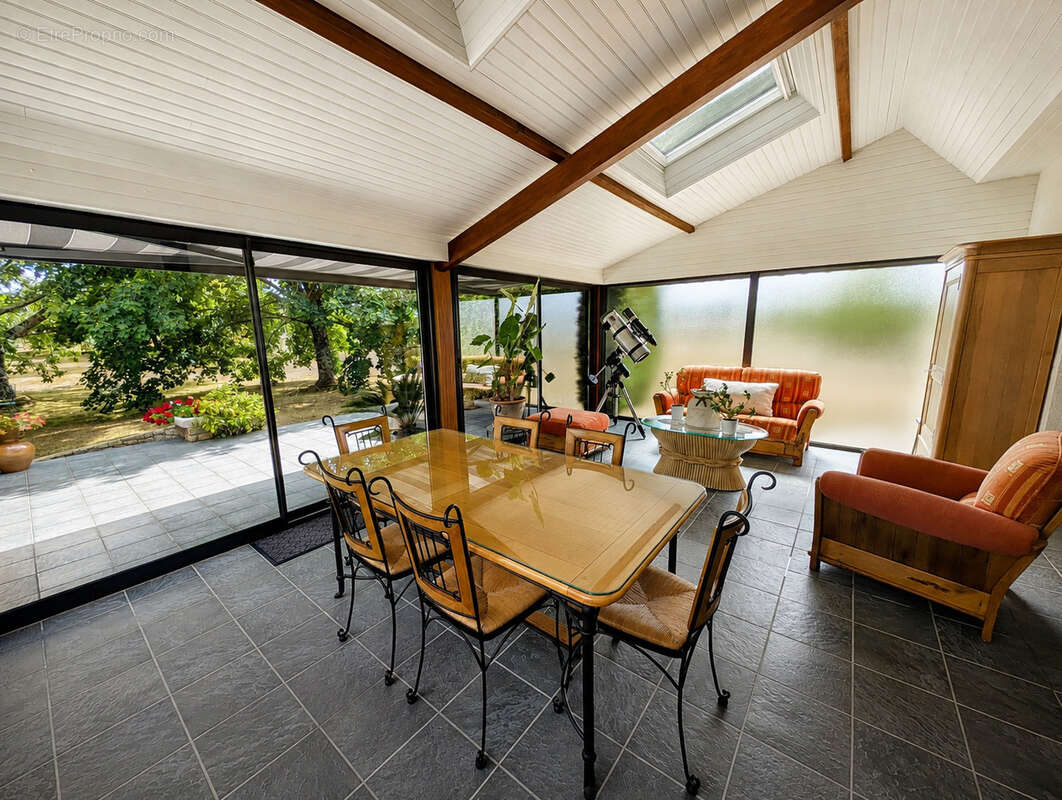 Maison de 152 m2 avec ensemble d'Atelier/Garage de 128 m2  sur un terrain de 3 650 m2 - photo 7